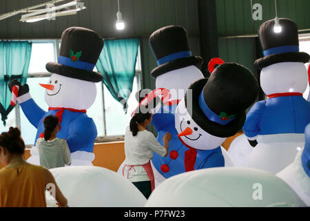 Huaibei, Huaibei, Cina. 6 Luglio, 2018. Huaibei, CINA-lavoratori producono dei giocattoli gonfiabili in una fabbrica in Huaibei, est cinese della provincia di Anhui. Credito: SIPA Asia/ZUMA filo/Alamy Live News Foto Stock