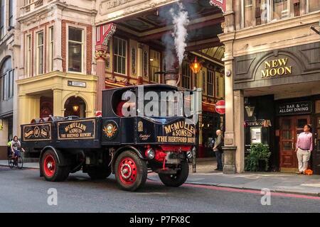Londra, Regno Unito. 6 Luglio 2018 - Londra - Inghilterra - McMullen & Figlio Brewery liveried 1932 Sentinel SC4 alimentate a carbone viaggi di camion attraverso la città di Londra - Credito : Brian Duffy/Alamy Live News Foto Stock