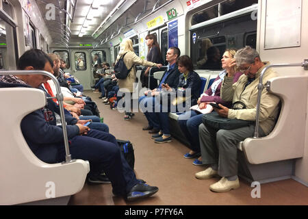 San Pietroburgo, Russland. 03 Luglio, 2018. Metro Saint Petersburg, Viaggiatori, Metrofahrer, Nahverkehr, Stadtverkehr, oeffentlcihe Verkehrswithtel U-Bahn, Bahn impressioni Sankt Petersburg. Coppa del Mondo di Calcio 2018 in Russia dal 14.06. - 15.07.2018. | Utilizzo di credito in tutto il mondo: dpa/Alamy Live News Foto Stock