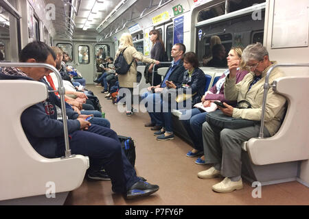 San Pietroburgo, Russland. 03 Luglio, 2018. Metro Saint Petersburg, Viaggiatori, Metrofahrer, Nahverkehr, Stadtverkehr, oeffentlcihe Verkehrswithtel U-Bahn, Bahn impressioni Sankt Petersburg. Coppa del Mondo di Calcio 2018 in Russia dal 14.06. - 15.07.2018. | Utilizzo di credito in tutto il mondo: dpa/Alamy Live News Foto Stock