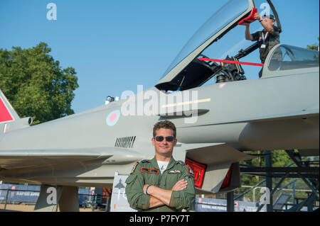 La Sfilata delle Guardie a Cavallo, Londra, Regno Unito. 6 Luglio, 2018. RAF100, una mostra di aeromobili che copre la RAF della storia, da WW1 e WW2 attraverso l'età moderna sono visualizzati nella sfilata delle Guardie a Cavallo nel centro di Londra, aperta al pubblico dalle ore 11.00 dal 6 fino al 9 luglio 2018. Una prima linea pilota di 29 Squadriglia con base a RAF Coningsby, uno dei due la reazione rapida Alert (QRA) stazioni NEL REGNO UNITO, prende parte all'evento. Credito: Malcolm Park/Alamy Live News. Foto Stock