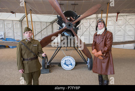 La Sfilata delle Guardie a Cavallo, Londra, Regno Unito. 6 Luglio, 2018. RAF100, una mostra di aeromobili che copre la RAF della storia, da WW1 e WW2 attraverso l'età moderna sono visualizzati nella sfilata delle Guardie a Cavallo nel centro di Londra, aperta al pubblico dalle ore 11.00 dal 6 fino al 9 luglio 2018 con RAF uniformata re-enactors portando la visualizza per la vita, in piedi di fronte ad un essere2c, classic Prima Guerra Mondiale biplano bombardiere. Credito: Malcolm Park/Alamy Live News. Foto Stock