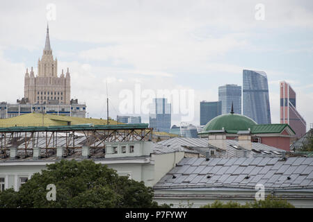 Mosca, Russland. 05 Luglio, 2018. Skyline di Moskua con grattacielo, cityscape, funzione generale, motivo di confine, Coppa del Mondo di Calcio 2018 in Russia dal 14.06. - 15.07.2018. | Utilizzo di credito in tutto il mondo: dpa/Alamy Live News Foto Stock