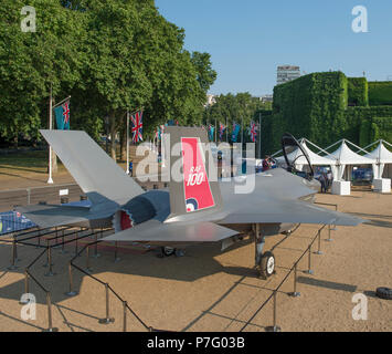La Sfilata delle Guardie a Cavallo, Londra, Regno Unito. 6 Luglio, 2018. RAF100, una mostra di aeromobili che copre la RAF della storia, da WW1 e WW2 attraverso l'età moderna sono visualizzati nella sfilata delle Guardie a Cavallo nel centro di Londra, aperta al pubblico dalle ore 11.00 dal 6 fino al 9 luglio 2018. Scala completa la replica della Lockheed Martin F35-B Lightning II, la Gran Bretagna è nuovo e all'avanguardia, la furtività di aerei da combattimento ora nel Regno Unito il funzionamento. Credito: Malcolm Park/Alamy Live News. Foto Stock