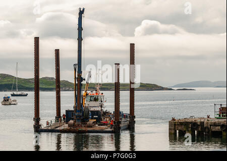 Schull, West Cork, Irlanda. 6 Luglio, 2018. Castletownbere basato barca 'Ocean sostenitore' è raffigurato spingendo la costruzione barge in posizione per consentire ai contraenti di installare il nuovo pontile in Schull Harbour. Il lavoro è prevista per le 4 settimane e costano circa € 500.000. Credito: Andy Gibson/Alamy Live News. Foto Stock