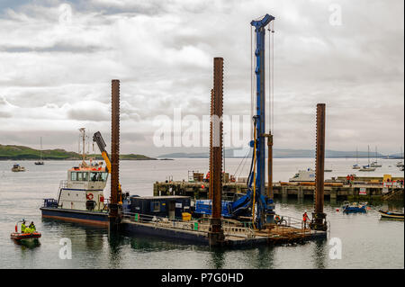 Schull, West Cork, Irlanda. 6 Luglio, 2018. Castletownbere basato barca 'Ocean sostenitore' è raffigurato spingendo la costruzione barge in posizione per consentire ai contraenti di installare il nuovo pontile in Schull Harbour. Il lavoro è prevista per le 4 settimane e costano circa € 500.000. Credito: Andy Gibson/Alamy Live News. Foto Stock