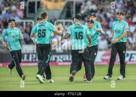 Londra, Regno Unito. 5 Luglio, 2018. Il team di Surrey celebrare ( L-R: Rory Burns, Ben Foakes [parzialmente coperto], Morne Morkel, Jade Dernbach, Scott Borthwick, Ollie Papa e Rikki Clarke) dopo Scott Borthwick tiene un fermo e Dwayne Bravo è fuori il bowling del Morne Morkel. Middlesex v Surrey nella vitalità di Blast T20 partita di cricket al Lords. David Rowe/Alamy Live News Foto Stock