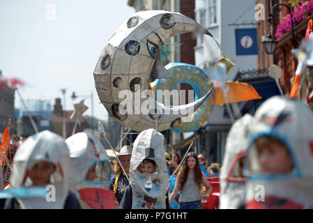 Lewes, East Sussex. 6 luglio 2018. Centinaia di bambini provenienti da diverse scuole primarie in tutta la regione si riuniscono per celebrare 'Spostamento sull' dalla scuola primaria in un colorato street parade di Lewes.Peter Cripps/Alamy Live News Foto Stock