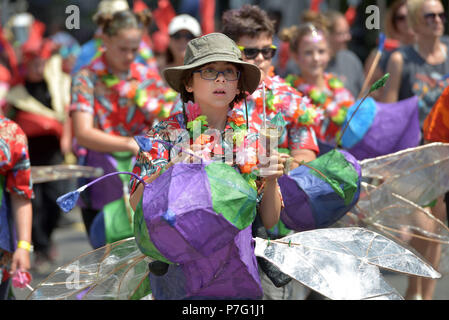 Lewes, East Sussex. 6 luglio 2018. Centinaia di bambini provenienti da diverse scuole primarie in tutta la regione si riuniscono per celebrare 'Spostamento sull' dalla scuola primaria in un colorato street parade di Lewes.Peter Cripps/Alamy Live News Foto Stock