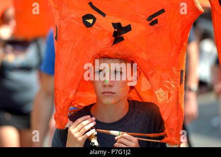 Lewes, East Sussex. 6 luglio 2018. Centinaia di bambini provenienti da diverse scuole primarie in tutta la regione si riuniscono per celebrare 'Spostamento sull' dalla scuola primaria in un colorato street parade di Lewes.Peter Cripps/Alamy Live News Foto Stock