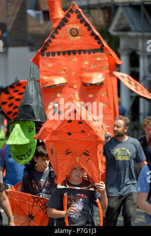 Lewes, East Sussex. 6 luglio 2018. Centinaia di bambini provenienti da diverse scuole primarie in tutta la regione si riuniscono per celebrare 'Spostamento sull' dalla scuola primaria in un colorato street parade di Lewes.Peter Cripps/Alamy Live News Foto Stock