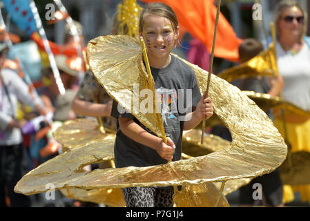 Lewes, East Sussex. 6 luglio 2018. Centinaia di bambini provenienti da diverse scuole primarie in tutta la regione si riuniscono per celebrare 'Spostamento sull' dalla scuola primaria in un colorato street parade di Lewes.Peter Cripps/Alamy Live News Foto Stock