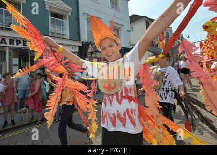 Lewes, East Sussex. 6 luglio 2018. Centinaia di bambini provenienti da diverse scuole primarie in tutta la regione si riuniscono per celebrare 'Spostamento sull' dalla scuola primaria in un colorato street parade di Lewes.Peter Cripps/Alamy Live News Foto Stock