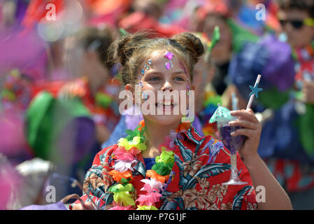 Lewes, East Sussex. 6 luglio 2018. Centinaia di bambini provenienti da diverse scuole primarie in tutta la regione si riuniscono per celebrare 'Spostamento sull' dalla scuola primaria in un colorato street parade di Lewes.Peter Cripps/Alamy Live News Foto Stock