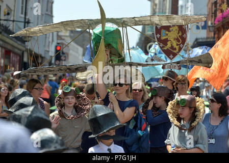 Lewes, East Sussex. 6 luglio 2018. Centinaia di bambini provenienti da diverse scuole primarie in tutta la regione si riuniscono per celebrare 'Spostamento sull' dalla scuola primaria in un colorato street parade di Lewes.Peter Cripps/Alamy Live News Foto Stock