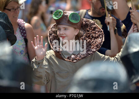 Lewes, East Sussex. 6 luglio 2018. Centinaia di bambini provenienti da diverse scuole primarie in tutta la regione si riuniscono per celebrare 'Spostamento sull' dalla scuola primaria in un colorato street parade di Lewes.Peter Cripps/Alamy Live News Foto Stock