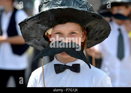 Lewes, East Sussex. 6 luglio 2018. Centinaia di bambini provenienti da diverse scuole primarie in tutta la regione si riuniscono per celebrare 'Spostamento sull' dalla scuola primaria in un colorato street parade di Lewes.Peter Cripps/Alamy Live News Foto Stock