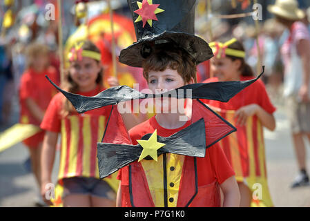 Lewes, East Sussex. 6 luglio 2018. Centinaia di bambini provenienti da diverse scuole primarie in tutta la regione si riuniscono per celebrare 'Spostamento sull' dalla scuola primaria in un colorato street parade di Lewes.Peter Cripps/Alamy Live News Foto Stock