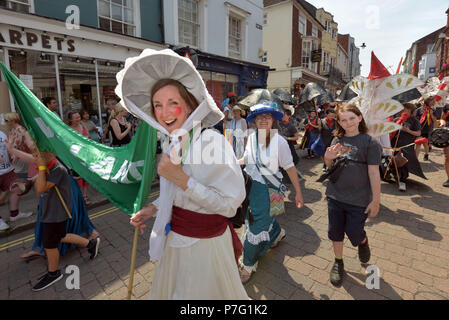 Lewes, East Sussex. 6 luglio 2018. Centinaia di bambini provenienti da diverse scuole primarie in tutta la regione si riuniscono per celebrare 'Spostamento sull' dalla scuola primaria in un colorato street parade di Lewes.Peter Cripps/Alamy Live News Foto Stock