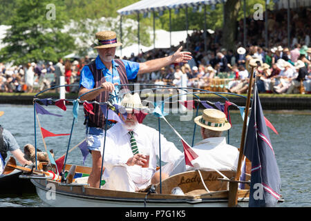 Henley Royal Regatta, Henley on Thames, Regno Unito. 6 luglio 2018. Il giorno 3 della Royal Henley Regatta e il Regno Unito ha continuato meteo con temperature molto elevate e abbondanza di sole. Cappelli e abbondanza di fluido sono stati all'ordine del giorno e gli uomini erano ancora una volta consentito di rimuovere le loro giacche in steward. Cravatte a farfalla e sciarpe cravatte non poteva essere rimossa. Credito: Allan Staley/Alamy Live News Foto Stock