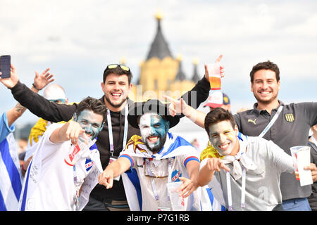 Nizhny Novgorod, Russia. 6 Luglio, 2018. Le ventole sono precedenti alla 2018 FIFA World Cup quarti di finale di partita tra Uruguay e Francia a Nizhny Novgorod, Russia, Luglio 6, 2018. Credito: Liu Dawei/Xinhua/Alamy Live News Foto Stock