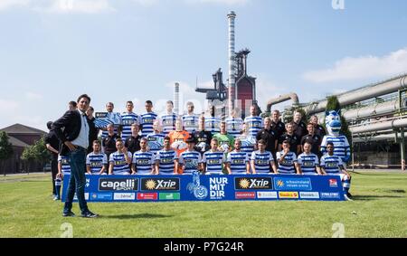 Duisburg, Deutschland. 06 Luglio, 2018. firo: 06.07.2018, calcio, 2.Bundesliga, stagione 2018/2019, MSV Duisburg, sessione fotografica, ritratto, team, team Teasmfoto, foto del team, thyssenkrupp Steel Europe AG, altoforno 8, due giocatori con maschere protettive, Stanislav sinistra sinistra manager Ivo GRLIC | Utilizzo di credito in tutto il mondo: dpa/Alamy Live News Foto Stock