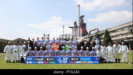 Duisburg, Deutschland. 06 Luglio, 2018. firo: 06.07.2018, calcio, 2.Bundesliga, stagione 2018/2019, MSV Duisburg, foto chiamata, Ritratto, Team, Team Teasmfoto, foto del team, thyssenkrupp Steel Europe AG, altoforno 8, Team Foto, Foto del Team, con la Thyssenkrupp witharbeitern, tutti i giocatori con il casco | Utilizzo di credito in tutto il mondo: dpa/Alamy Live News Foto Stock