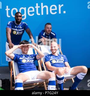 Duisburg, Deutschland. 06 Luglio, 2018. firo: 06.07.2018, calcio, 2.Bundesliga, stagione 2018/2019, MSV Duisburg, photo shoot, ritratto, team, team teasmfoto, foto del team, thyssenkrupp Steel Europe AG, altoforno 8, i giocatori in attesa per la foto del team, sinistra SUKUTA-PASU e giovani -Jae SEO | Utilizzo di credito in tutto il mondo: dpa/Alamy Live News Foto Stock