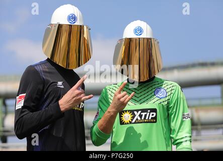 Duisburg, Deutschland. 06 Luglio, 2018. firo: 06.07.2018, calcio, 2.Bundesliga, stagione 2018/2019, MSV Duisburg, photo shoot, ritratto, team, team Teasmfoto, foto del team, thyssenkrupp Steel Europe AG, altoforno 8, il goalhuter Jonas BRENDIECK, sinistra DFaniel MESENHOLER con maschere di protezione | Utilizzo di credito in tutto il mondo: dpa/Alamy Live News Foto Stock