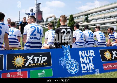 Duisburg, Deutschland. 06 Luglio, 2018. firo: 06.07.2018, calcio, 2.Bundesliga, stagione 2018/2019, MSV Duisburg, photo shoot, ritratto, team, team teasmfoto, foto del team, thyssenkrupp Steel Europe AG, altoforno 8, ritratto foto di fronte al contesto industriale | Utilizzo di credito in tutto il mondo: dpa/Alamy Live News Foto Stock