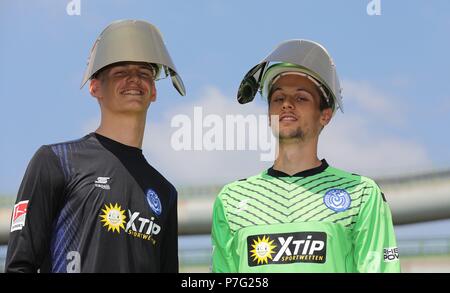 Duisburg, Deutschland. 06 Luglio, 2018. firo: 06.07.2018, calcio, 2.Bundesliga, stagione 2018/2019, MSV Duisburg, photo shoot, ritratto, team, team Teasmfoto, foto del team, thyssenkrupp Steel Europe AG, altoforno 8, il goalhuter Jonas BRENDIECK, sinistra DFaniel MESENHOLER con maschere di protezione | Utilizzo di credito in tutto il mondo: dpa/Alamy Live News Foto Stock