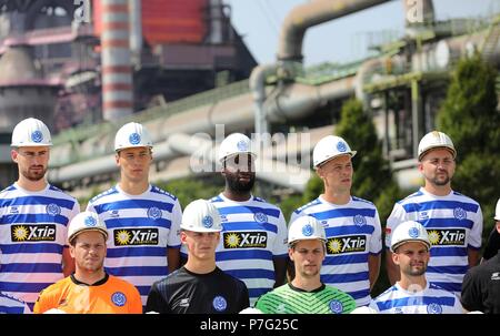 Duisburg, Deutschland. 06 Luglio, 2018. firo: 06.07.2018, calcio, 2.Bundesliga, stagione 2018/2019, MSV Duisburg, photo shoot, ritratto, team, team Teasmfoto, foto del team, thyssenkrupp Steel Europe AG, altoforno 8, il giocatore con i caschi, in precedenza thetete SUKUTA -PASU | Utilizzo di credito in tutto il mondo: dpa/Alamy Live News Foto Stock