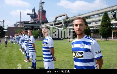 Duisburg, Deutschland. 06 Luglio, 2018. firo: 06.07.2018, calcio, 2.Bundesliga, stagione 2018/2019, MSV Duisburg, photo shoot, ritratto, team, team teasmfoto, foto del team, thyssenkrupp Steel Europe AG, altoforno 8, ritratto foto di fronte al contesto industriale | Utilizzo di credito in tutto il mondo: dpa/Alamy Live News Foto Stock