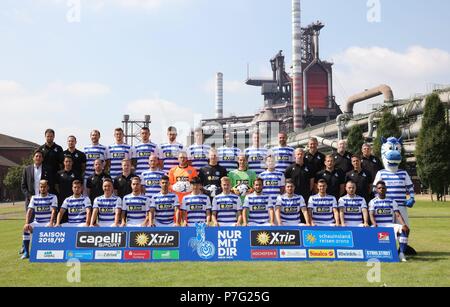 Duisburg, Deutschland. 06 Luglio, 2018. firo: 06.07.2018, calcio, 2.Bundesliga, stagione 2018/2019, MSV Duisburg, photo shoot, ritratto, team, team Teasmfoto, foto del team, thyssenkrupp Steel Europe AG, altoforno 8, team foto, foto del team, | Utilizzo di credito in tutto il mondo: dpa/Alamy Live News Foto Stock