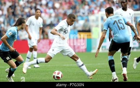 Nizhny Novgorod, Russia. 6 Luglio, 2018. Kylian Mbappe (C) della Francia controlla la sfera durante il 2018 FIFA World Cup quarti di finale di partita tra Uruguay e Francia a Nizhny Novgorod, Russia, Luglio 6, 2018. Credito: Voi Pingfan/Xinhua/Alamy Live News Foto Stock