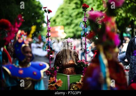 Berlino, Germania. 15 Maggio, 2016. I festaioli assistere ad una parata durante il carnevale annuale della Cultura Festival di Berlino, Germania, il 15 maggio 2016. Credito: Zhang ventola/Xinhua/Alamy Live News Foto Stock