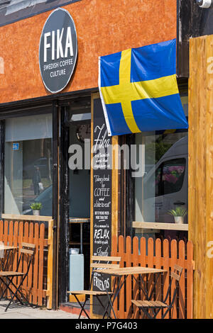 Liverpool, Regno Unito. 6 luglio 2018. "Fika' svedese di caffé cafe su Woolton Rd, Liverpoo,l pende una bandiera fuori per mostrare che si tratta di supporto per il calcio svedese team in vista della Coppa del Mondo Quarti di Finale partita contro l'Inghilterra. Credito: Ken Biggs/Alamy Live News. Foto Stock