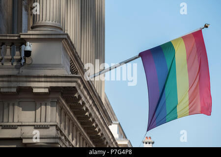 Londra, Regno Unito. 6 luglio 2018. L'Istituto di Amministrazione in Pall Mall, mosche una bandiera arcobaleno in onore di Londra orgoglio. Credito: Guy Bell/Alamy Live News Foto Stock