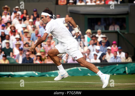 Londra, Inghilterra - Luglio 6, 2018. Wimbledon Tennis: Roger Federer in azione durante il suo terzo round match contro Jan-Lennard Struff della Germania a Wimbledon oggi. Credito: Adam Stoltman/Alamy Live News Foto Stock