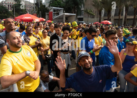 Sao Paulo, Brasile. Luglio 06, 2018. I fan di accompagnare la partita tra Brasile e Belgio, valido per il 2018 World Cup, in Anhangabaú Valley, in Sao Paulo (SP) Credito: Alf Ribeiro/Alamy Live News Foto Stock