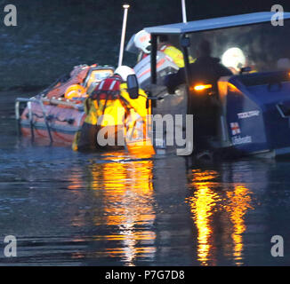 Sandown Isle of Wight Giovedì 5 Luglio 2018 Due salvato dalla faccia di un 104 metri di scogliera sull'Isola di Wight che coinvolge quaranta membri dell'Isola di Wight servizio di emergenza due imbarcazioni di salvataggio e un'ambulanza attivato le loro lingue e gli ha dato il pensiero di uccelli ed è stato bello ridere dopo il salvataggio il costo di funzionamento in eccesso di 5.000 libbre. L'incidente ha iniziato a circa 19:45 con il lancio di Bembridge scialuppa di salvataggio. Ventnor Coastguard Rescue Team hanno aderito i colleghi di Bembridge alla sommità di Culver, dove si stanno preparando per abbassare una scogliera uomo oltre il bordo. Ulteriori info Foto Stock