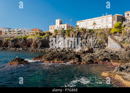 Costa rocciosa con cuscini tipici lava nel comune di Aci Castello, in Sicilia Foto Stock