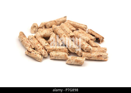 Un mucchio di pellet di legno isolato su sfondo bianco Foto Stock