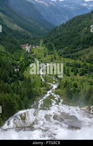 Cascata del Toce, cascata in Piemonte, Italia - vista da sopra Foto Stock