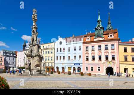 Sloup Nejsvetejsi Trojice un radnice, Namesti Miru, Jindrichuv Hradec, Jizni Cechy, Ceska republika / Colonna della Santa Trinità, il municipio, la città Jindrichuv hr Foto Stock