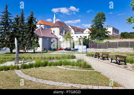 Památník letců RAF, kostel sv. Jana Krtitele un klaster minoritu, Jindrichuv Hradec, Ceska republika / RAF memorial, la chiesa di st. Giovanni Battista chu Foto Stock