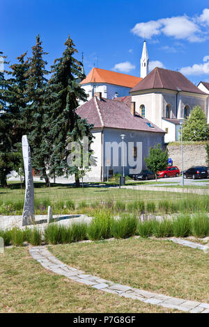 Památník letců RAF, kostel sv. Jana Krtitele un klaster minoritu, Jindrichuv Hradec, Ceska republika / RAF memorial, la chiesa di st. Giovanni Battista chu Foto Stock