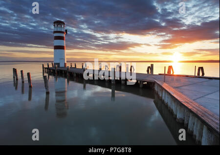 Faro di lago di Neusiedl al tramonto Foto Stock