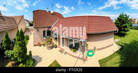 Classica house con un grande prato anteriore, Panorama Foto Stock