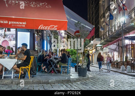 Bar e ristoranti nel popolare quartiere Ladadika di Salonicco, Macedonia, Grecia settentrionale Foto Stock